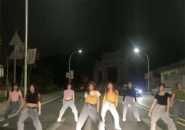 8名女子機動車道熱舞450.jpg