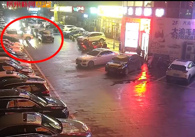 女司機連撞11次堵路小車開路.jpg