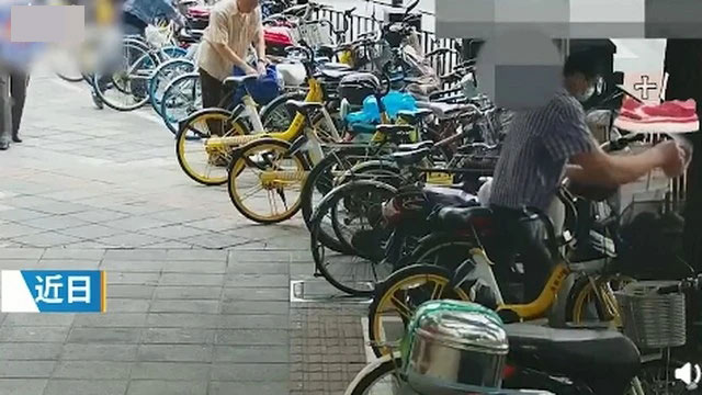 男子每天從超市塞豬肉進(jìn)衣褲獲利萬元1.jpg
