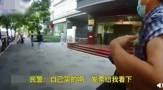 男子每天從超市塞豬肉進(jìn)衣褲獲利萬元3.jpg