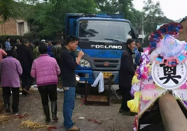 河南貨車與送葬人群相撞致9死4傷3.jpg