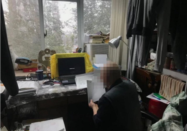 9歲女童無(wú)力還父?jìng)衫腺?.jpg
