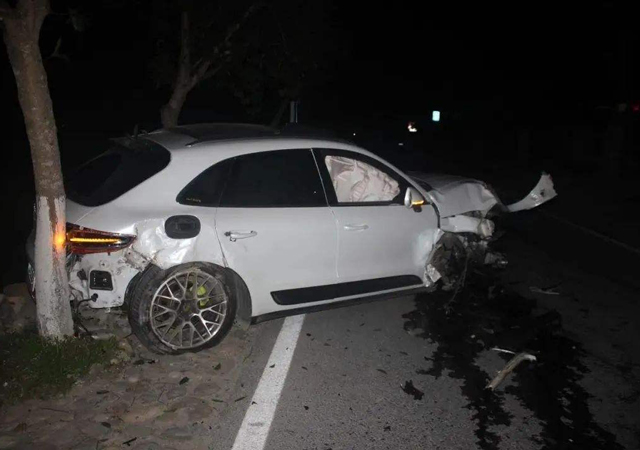 湖北干部醉駕撞車求私了2.jpg