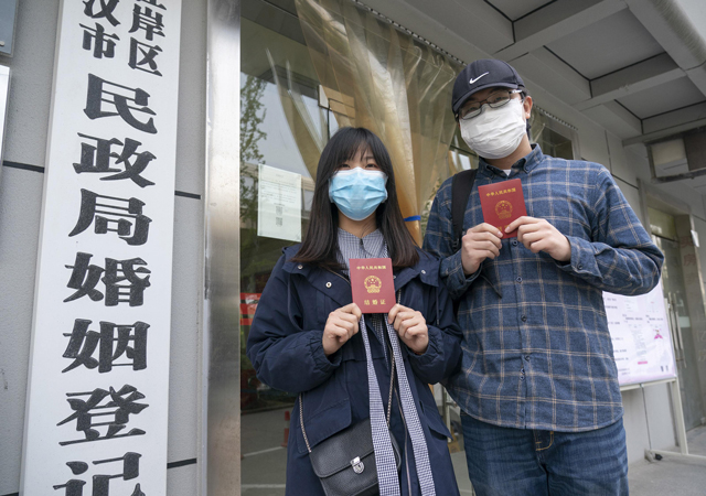 武漢新人解封日領(lǐng)結(jié)婚證2.jpg