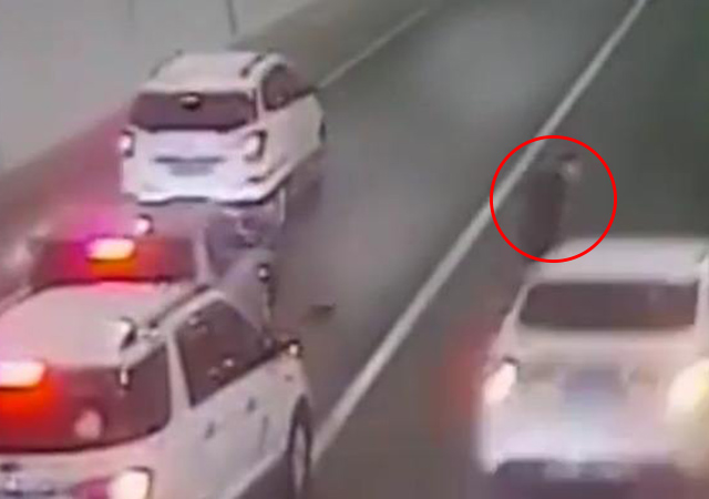 男子連滾帶爬躲過4車撞擊真相450.jpg