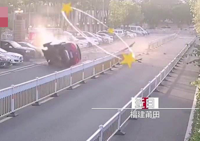 情侶酒駕翻車被救出后牽手離開1.jpg