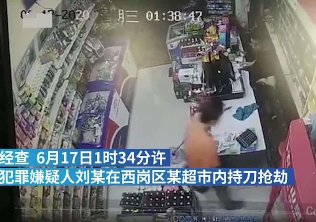 6瓶酒砸倒搶劫男子系正當(dāng)防衛(wèi)1.jpg