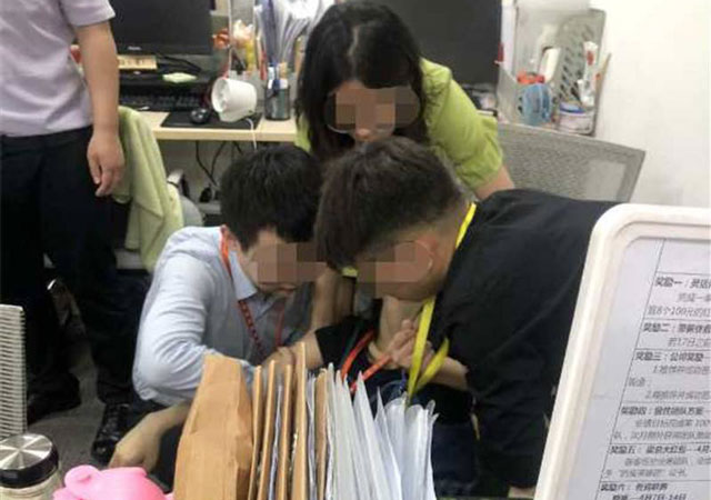 員工被罰吃死神辣條進(jìn)醫(yī)院1.jpg