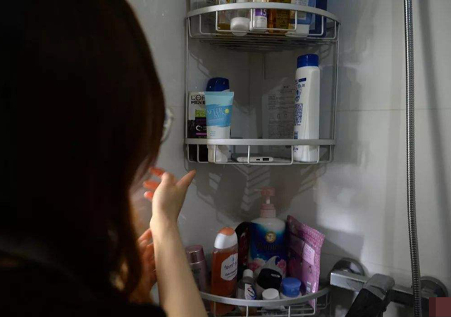 女租客稱洗澡時遭合租男破門而入2.jpg