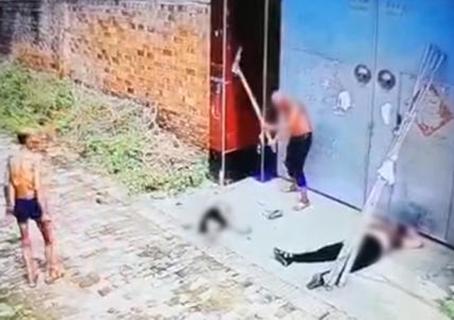 男子持鐵鍬當(dāng)街暴打老人小孩1.jpg