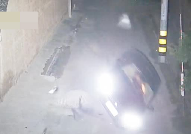 醉駕男子撞翻車又爬回車內(nèi)酣睡1.jpg