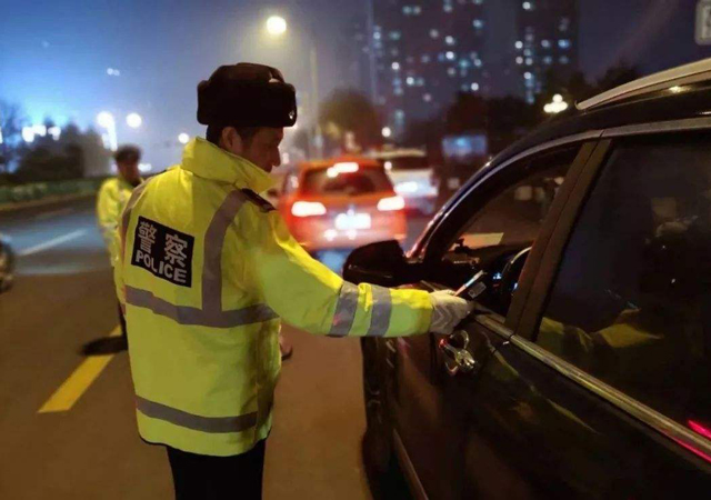 醉駕男子撞翻車又爬回車內(nèi)酣睡2.jpg
