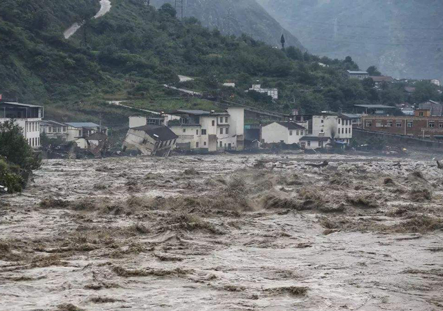 湖北村民50萬建的新房被洪水沖倒1.jpg