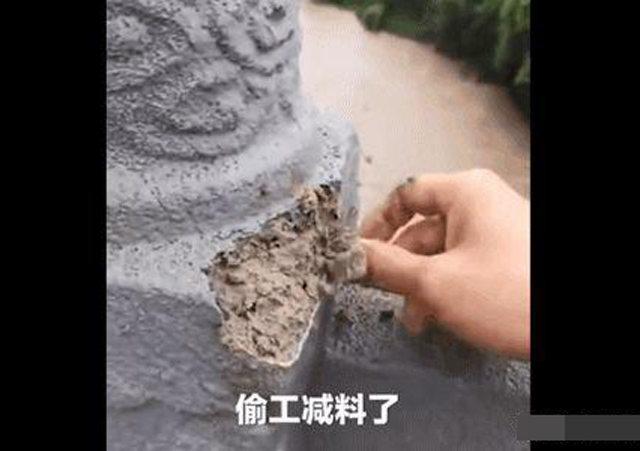 交通局回應(yīng)橋梁護欄一捏就散1.jpg