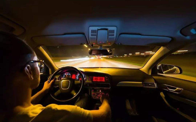 北京一女子駕車(chē)剮撞行人5.jpg