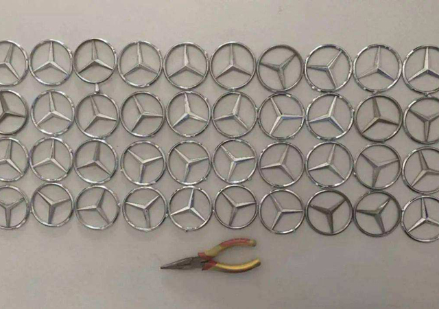 男子偷40多個奔馳車標(biāo)想打銀手鐲2.jpg
