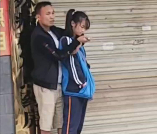 男子校門口持刀行兇致4學(xué)生受傷1.jpg