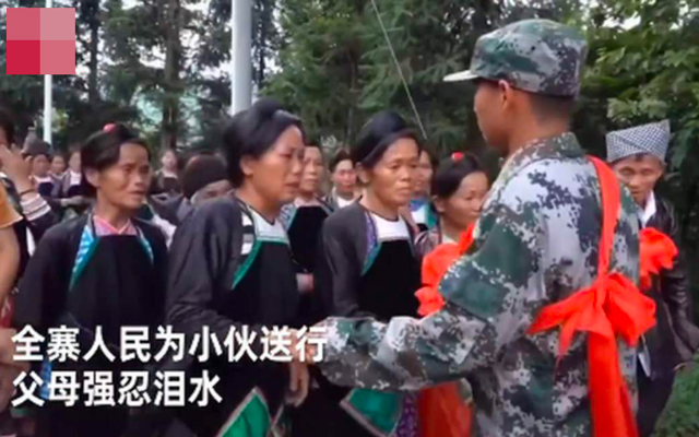 00后苗族小伙參軍全寨送行1.jpg