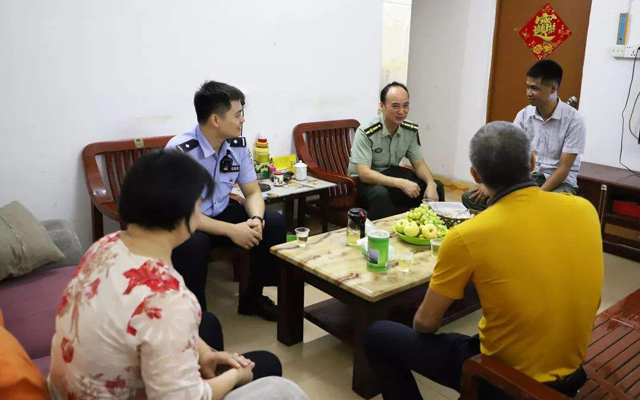00后苗族小伙參軍全寨送行2.jpg