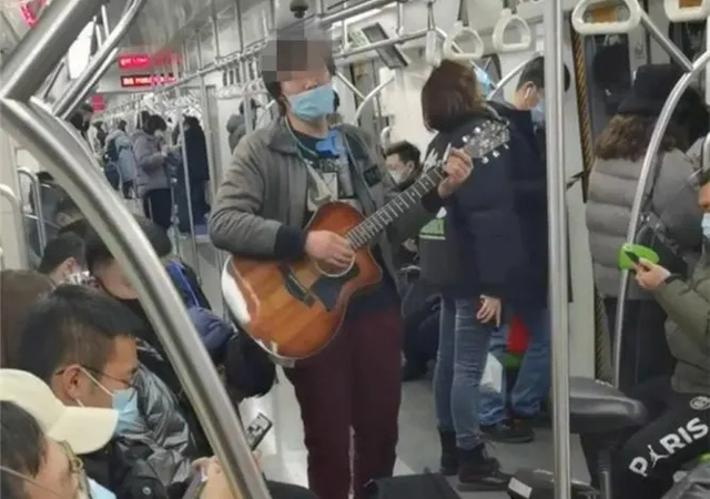 男子未正確佩戴口罩賣唱被行拘1.jpg