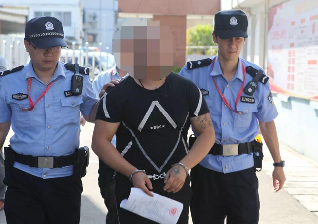 男子未正確佩戴口罩賣唱被行拘4.jpg