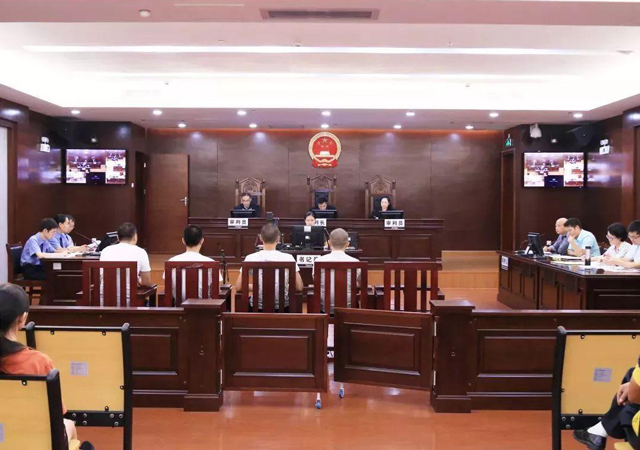 華信信托董事長(zhǎng)用錘子打傷總經(jīng)理3.jpg