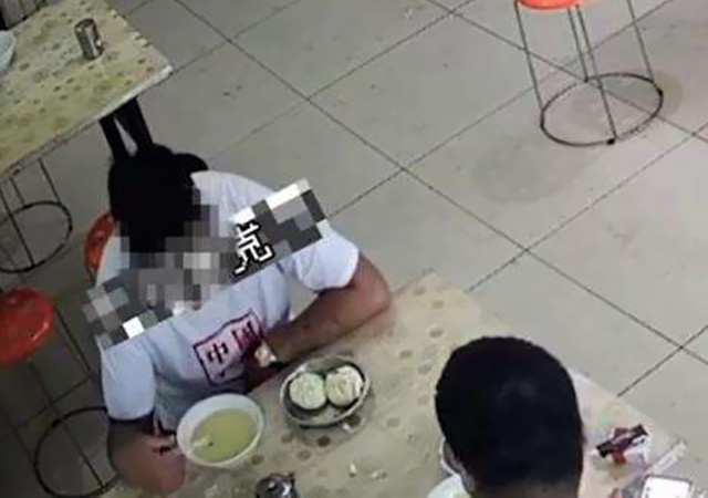 男子自帶蒼蠅去喝粥碰瓷索賠被刑拘.jpg