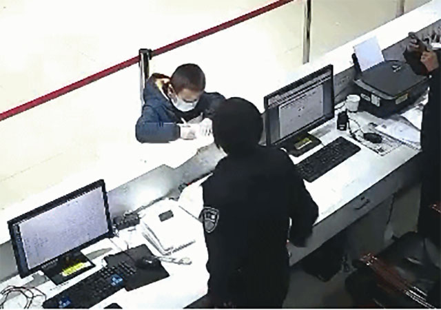 小男孩撿10元上交民警按警情登記640.jpg