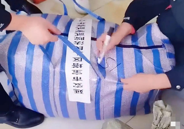 老賴被法院用30多個大包強制騰房640.jpg