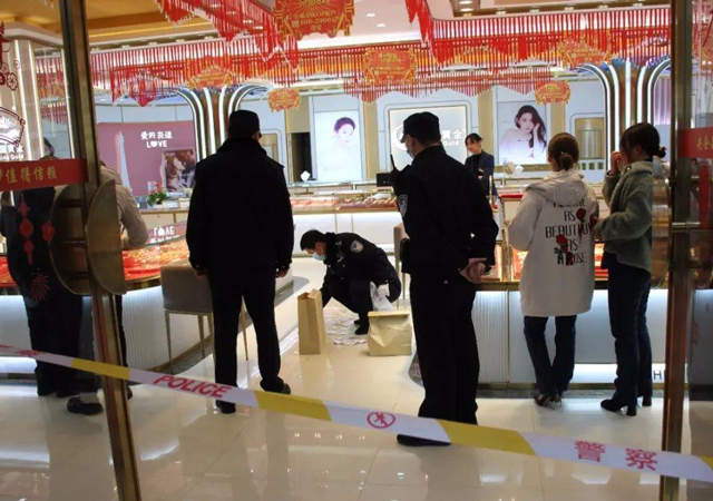 19歲女孩持美工刀搶金店1.jpg