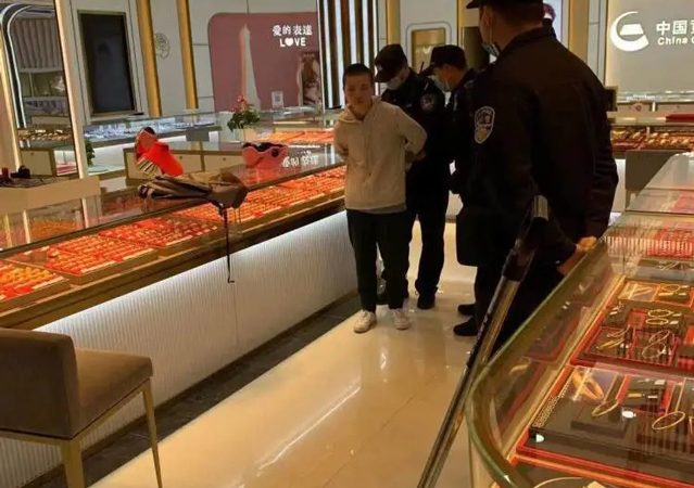 19歲女孩持美工刀搶金店3.jpg