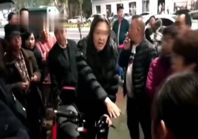 9歲姐姐阻止陌生女子帶走弟弟被打1.jpg