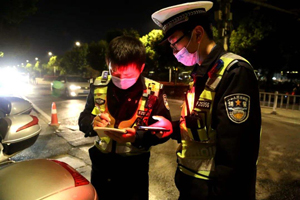 交警交通護航復(fù)工復(fù)產(chǎn)