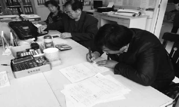 為給岳父開死亡證明 男子跑4個(gè)單位并下跪