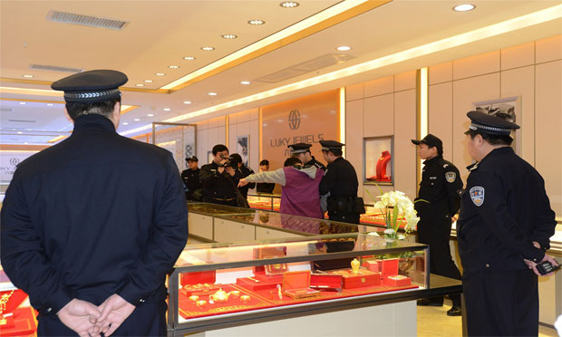 臨沂珠寶店遭打劫,，是搶劫還是故意殺人,？