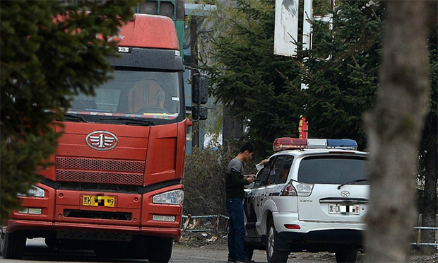 設(shè)崗收錢放行超載車,？民警執(zhí)法規(guī)范化再成焦點(diǎn)