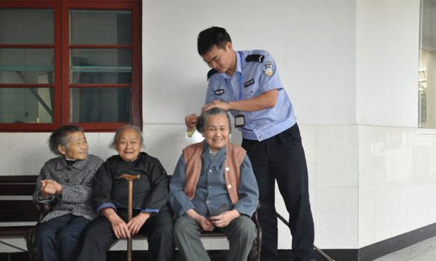 民政部：將推動(dòng)建立老年人長期照護(hù)保障體系