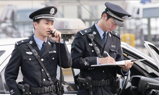 民警依法執(zhí)行公務(wù)頻遭阻撓 法律意識(shí)淡薄是主因
