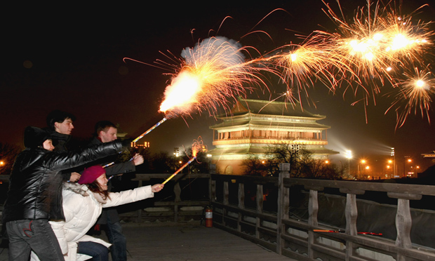 猴年煙花爆竹正式開售 遇橙,、紅預(yù)警全市將禁放禁賣