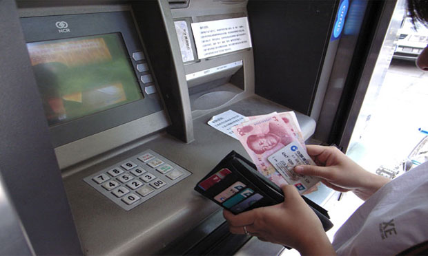 因騙錢將可樂倒進(jìn)ATM,，你知道這是違法行為嗎？