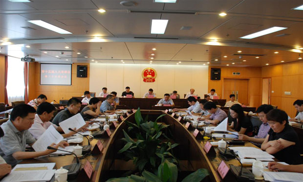 推動(dòng)國家工作人員帶頭尊法學(xué)法守法用法