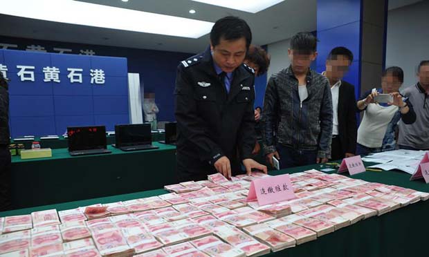 湖北偵破特大電信詐騙案 現(xiàn)場(chǎng)發(fā)還100萬(wàn)元現(xiàn)金