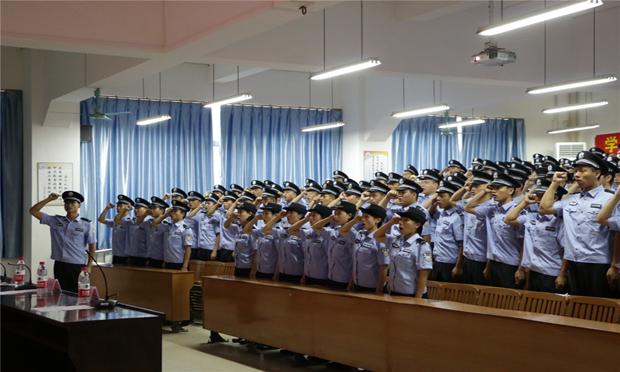 常德市強(qiáng)戒所民警參加政法干部學(xué)習(xí)講座熱情高