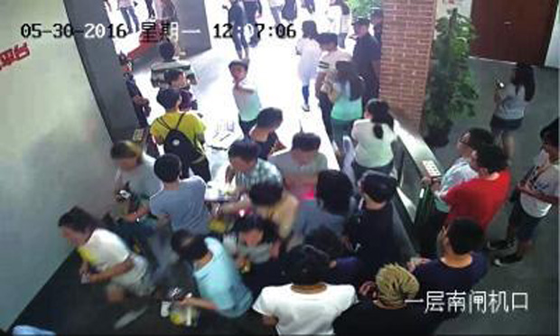 58同城總部遭人強(qiáng)闖堵門 因凍結(jié)遭投訴公司賬號(hào)