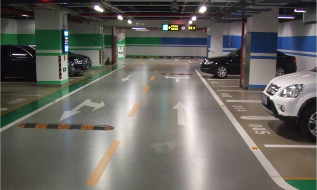 情侶“搶”車位被欺負(fù) 報(bào)復(fù)與否還需三思而后行