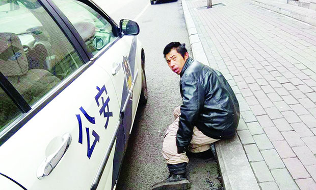 老人碰瓷警車要兩萬,，碰瓷者將承擔(dān)何種法律責(zé)任