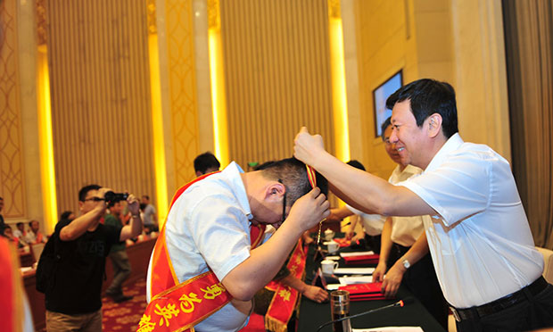 男子街頭持刀行兇好漢掄單車制止,，見(jiàn)義勇為的法律風(fēng)險(xiǎn)
