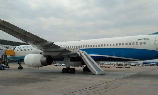 女乘客擅開飛機應(yīng)急滑梯被拘12天 或被索高額賠償