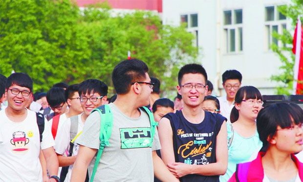 2017年高考大幕正式拉開 940萬考生趕赴考場(chǎng)