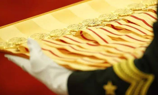 中共中央批準(zhǔn)實施黨內(nèi),、國家,、軍隊功勛榮譽表彰條例
